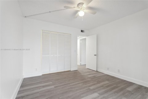 Купить кондоминиум в Пемброк-Пайнс, Флорида 2 спальни, 86.68м2, № 2012355 - фото 8