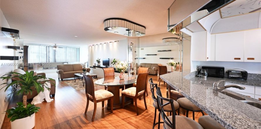 Кондоминиум с 3 спальнями в Санрайз, Флорида № 2020118