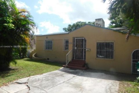 Дом в Майами, Флорида 4 спальни, 175.03м2 № 2005730