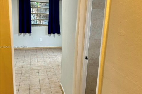 Снять в аренду коммерческую недвижимость в Майами, Флорида 27.87м2, № 1942138 - фото 18