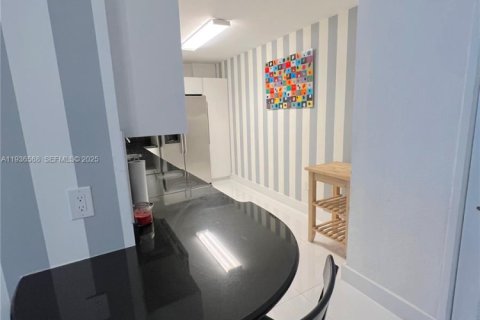 Condominio en venta en Miami Beach, Florida, 1 dormitorio, 83.43 m2 № 1994588 - foto 5