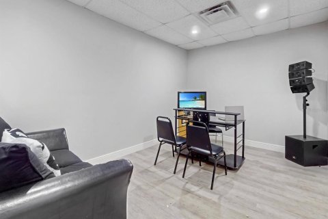 Propiedad comercial en alquiler en Kissimmee, Florida № 2111840 - foto 9