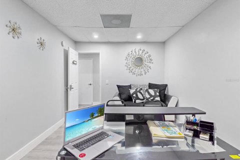 Propiedad comercial en alquiler en Kissimmee, Florida № 2111840 - foto 10