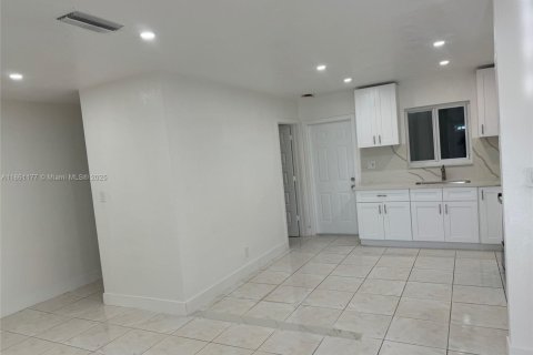 House in Dania Beach, Florida 1 bedroom, 161.09 sq.m. № 1889335 - photo 4
