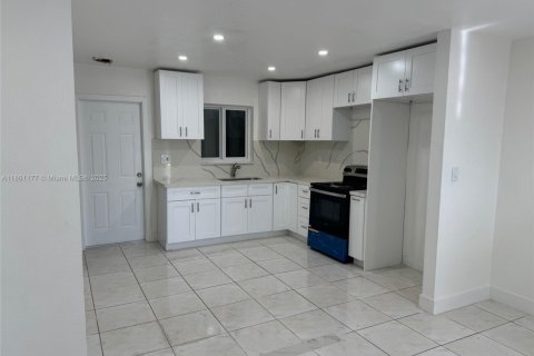 House in Dania Beach, Florida 1 bedroom, 161.09 sq.m. № 1889335 - photo 2
