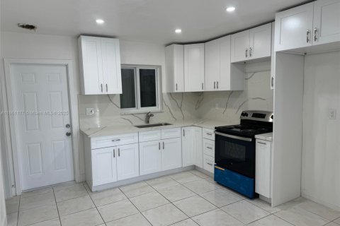 House in Dania Beach, Florida 1 bedroom, 161.09 sq.m. № 1889335 - photo 3