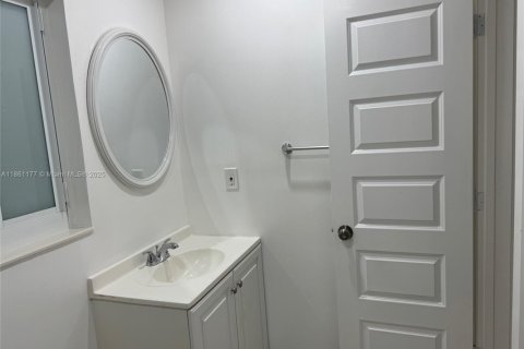 House in Dania Beach, Florida 1 bedroom, 161.09 sq.m. № 1889335 - photo 5