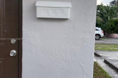 House in Dania Beach, Florida 1 bedroom, 161.09 sq.m. № 1889335 - photo 17