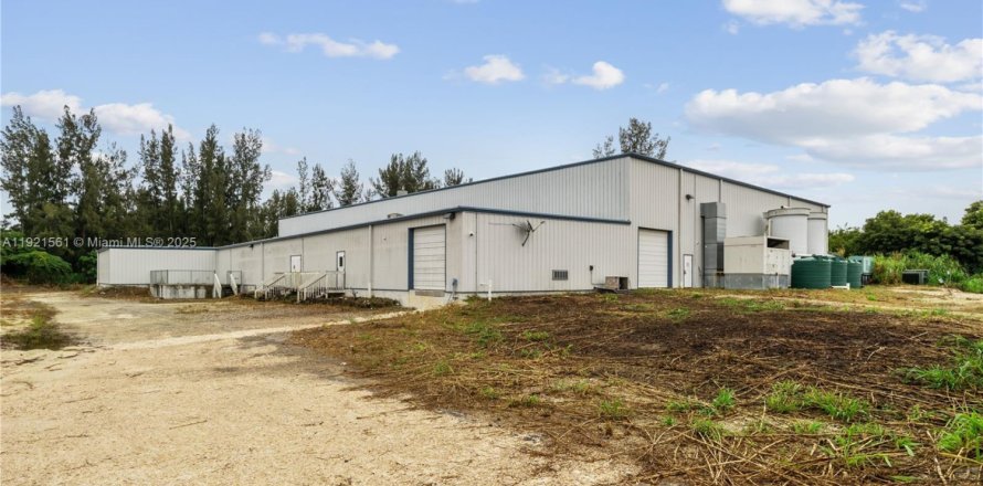 Propiedad comercial en Homestead, Florida № 1975305