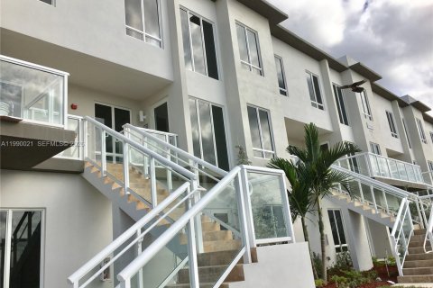 Кондоминиум с 3 спальнями в Майами, Флорида в LANDMARK № 2057839