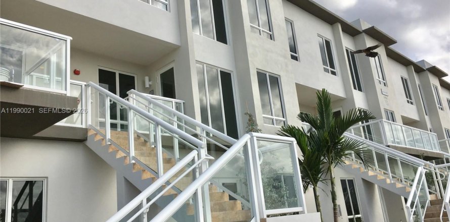 Кондоминиум с 3 спальнями в Майами, Флорида в LANDMARK № 2057839