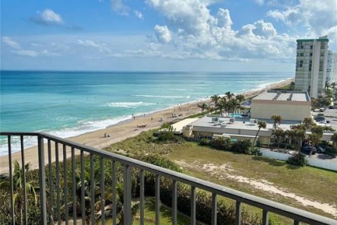 Condo in Jensen Beach, Florida, 2 bedrooms № 2241887 - photo 13
