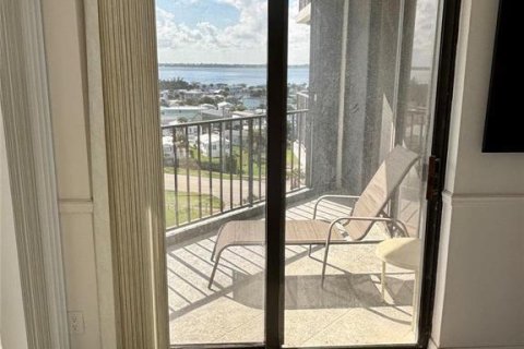 Condo in Jensen Beach, Florida, 2 bedrooms № 2241887 - photo 17