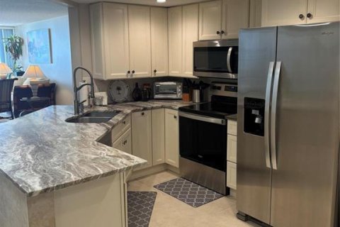 Condo in Jensen Beach, Florida, 2 bedrooms № 2241887 - photo 4