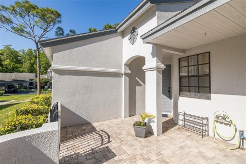 House in Palm Harbor, Florida 2 bedrooms, 111.2 sq.m. № 2208645 - photo 2