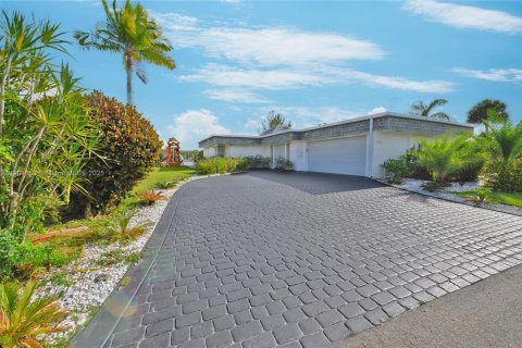 House in Tamarac, Florida 4 bedrooms, 211.72 sq.m. № 1954847 - photo 6