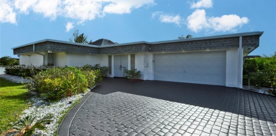 House in Tamarac, Florida 4 bedrooms, 211.72 sq.m. № 1954847