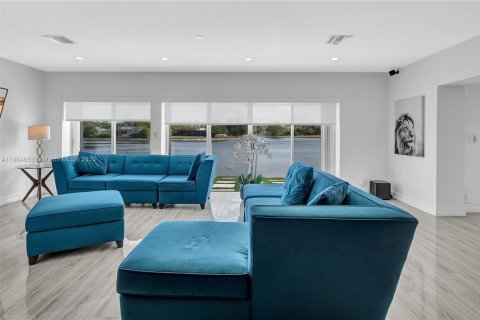 House in Tamarac, Florida 4 bedrooms, 211.72 sq.m. № 1954847 - photo 8