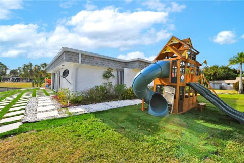 House in Tamarac, Florida 4 bedrooms, 211.72 sq.m. № 1954847 - photo 15