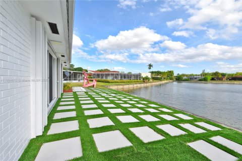 House in Tamarac, Florida 4 bedrooms, 211.72 sq.m. № 1954847 - photo 5