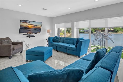 House in Tamarac, Florida 4 bedrooms, 211.72 sq.m. № 1954847 - photo 3