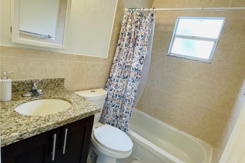 House in Miami, Florida 2 bedrooms, 140.84 sq.m. № 1961224 - photo 4