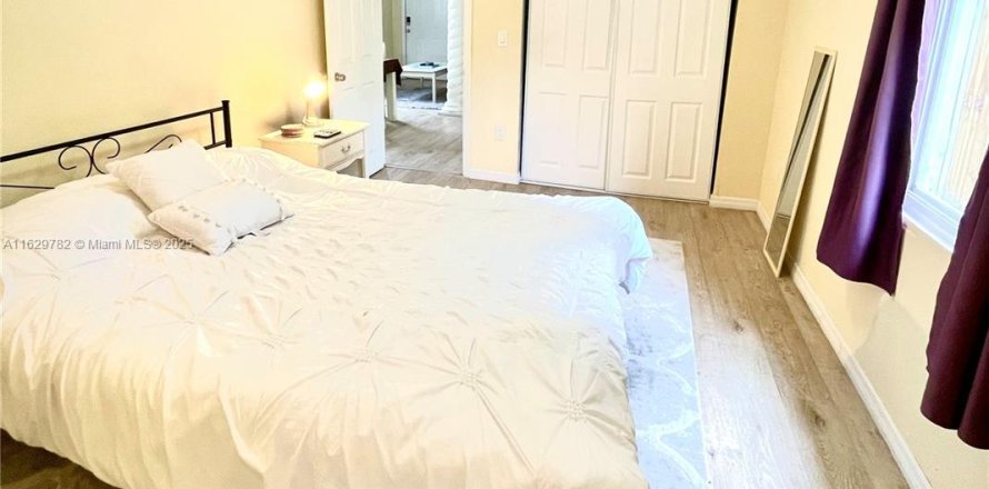 House in Miami, Florida 2 bedrooms, 140.84 sq.m. № 1961224