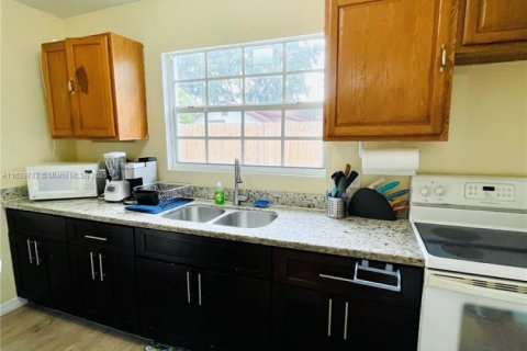 House in Miami, Florida 2 bedrooms, 140.84 sq.m. № 1961224 - photo 11