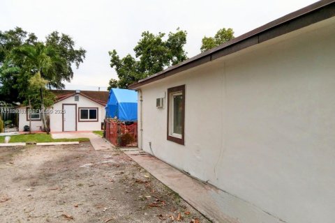 House in Miami, Florida 2 bedrooms, 140.84 sq.m. № 1961224 - photo 19