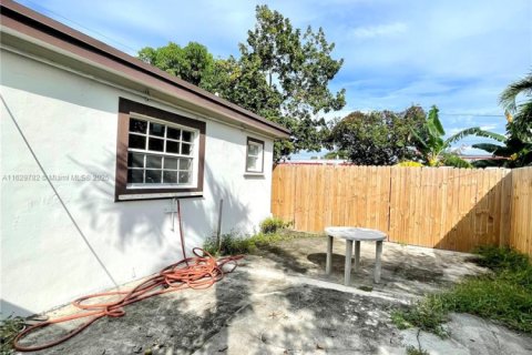 House in Miami, Florida 2 bedrooms, 140.84 sq.m. № 1961224 - photo 15