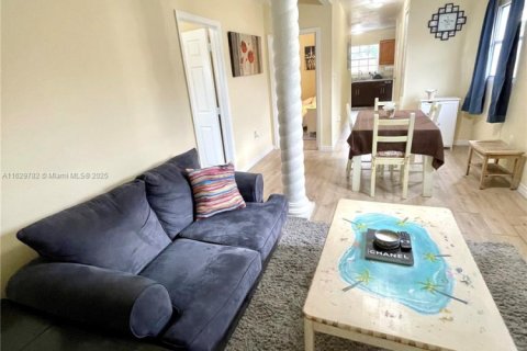House in Miami, Florida 2 bedrooms, 140.84 sq.m. № 1961224 - photo 6