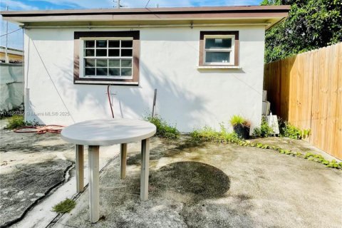 House in Miami, Florida 2 bedrooms, 140.84 sq.m. № 1961224 - photo 13