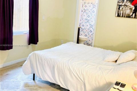 House in Miami, Florida 2 bedrooms, 140.84 sq.m. № 1961224 - photo 2