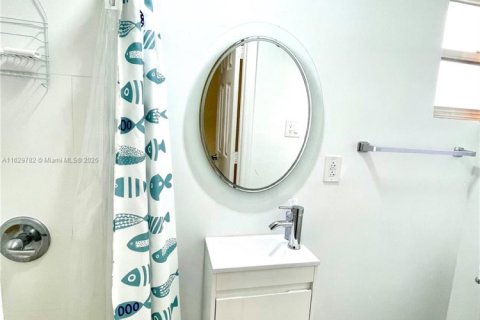 House in Miami, Florida 2 bedrooms, 140.84 sq.m. № 1961224 - photo 10