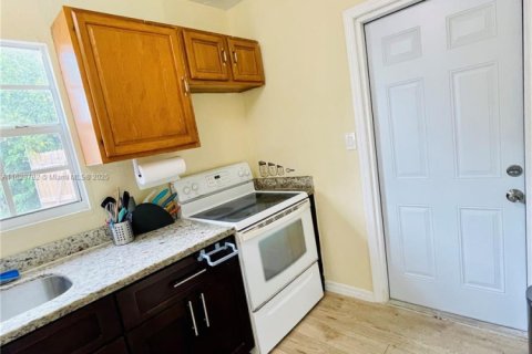 House in Miami, Florida 2 bedrooms, 140.84 sq.m. № 1961224 - photo 12