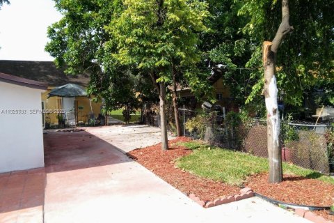 House in Miami, Florida 2 bedrooms, 140.84 sq.m. № 1961224 - photo 18