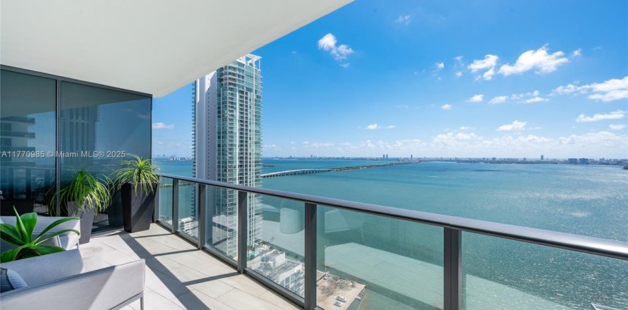 Condominio en Miami, Florida, 3 dormitorios № 1693292