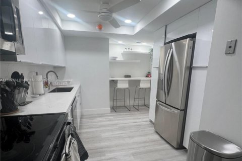 Condominio en venta en Lauderdale-by-the-Sea, Florida, 2 dormitorios, 163.51 m2 № 1786955 - foto 3