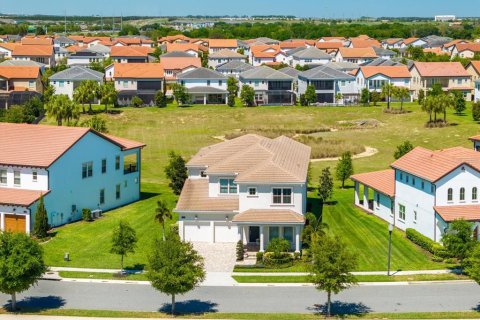 House in Winter Garden, Florida 5 bedrooms, 390.1 sq.m. № 2294762