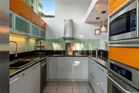 Villa ou maison à louer à Miami, Floride: 4 chambres, 192.77 m2 № 2084827 - photo 11