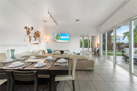 Villa ou maison à louer à Miami, Floride: 4 chambres, 192.77 m2 № 2084827 - photo 13