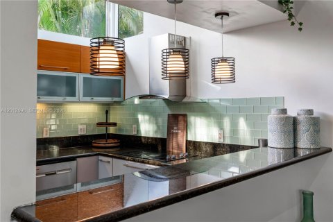 Villa ou maison à louer à Miami, Floride: 4 chambres, 192.77 m2 № 2084827 - photo 12