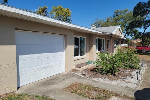 House in Saint Petersburg, Florida 2 bedrooms, 97.27 sq.m. № 1579179 - photo 3