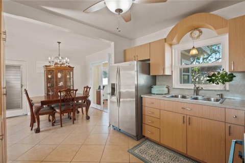 House in Saint Petersburg, Florida 2 bedrooms, 97.27 sq.m. № 1579179 - photo 9