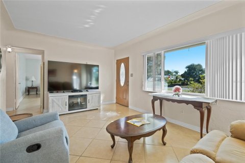 House in Saint Petersburg, Florida 2 bedrooms, 97.27 sq.m. № 1579179 - photo 12