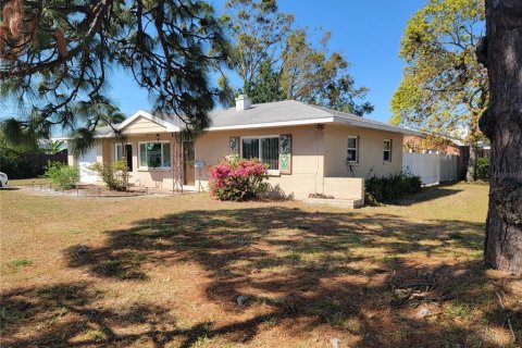 House in Saint Petersburg, Florida 2 bedrooms, 97.27 sq.m. № 1579179 - photo 1