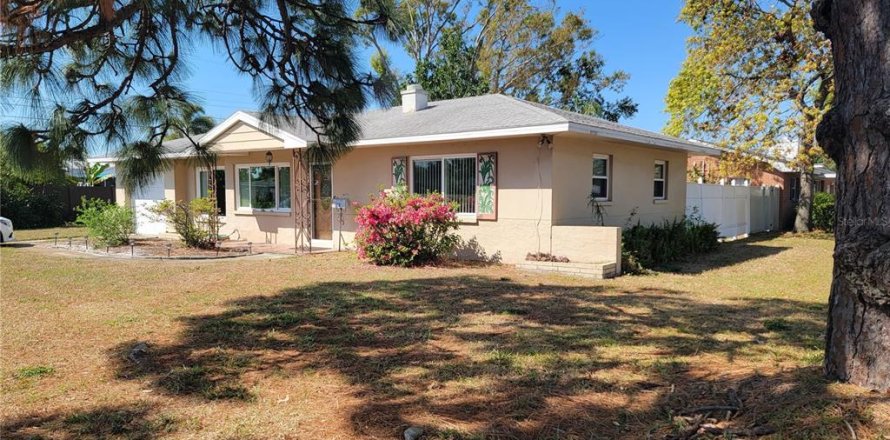 House in Saint Petersburg, Florida 2 bedrooms, 97.27 sq.m. № 1579179