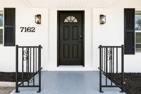 House in Spring Hill, Florida 3 bedrooms, 132.48 sq.m. № 2095521 - photo 2