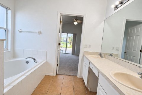 Villa ou maison à louer à Kissimmee, Floride: 4 chambres, 159.79 m2 № 2431887 - photo 10