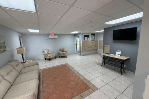 Condominio en venta en Hallandale Beach, Florida, 2 dormitorios, 95.41 m2 № 2056095 - foto 17